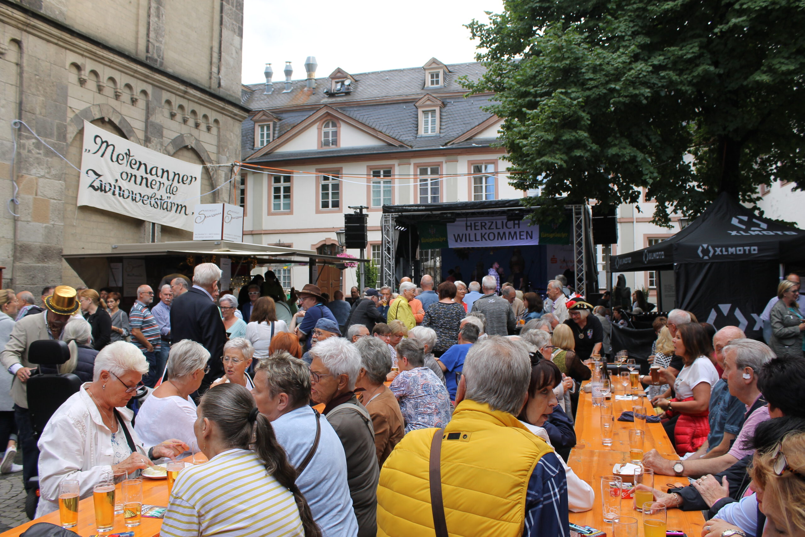 Eine Bühne mit Publikum beim Koblenzer Altstadtfest